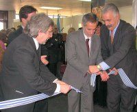 Boris Faingola, presidente de la C�mara Uruguaya del Libro; Gonzalo Carambula, director del Departamento de Cultura de la IMM; Jorge Soler, presidente del Laboratorio Tecnol�gico del Uruguay, y Ra�l Vallari�o, director de la Biblioteca Nacional, proceden a la inauguraci�n de la XXVII Feria Internacional del Libro del Uruguay