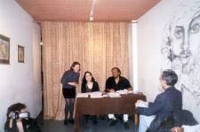 El poeta Carlos Rodr�guez en una de sus tantas lecturas. En la foto junto a la poeta puertorrique�a Carmen Valle, ambos invitados a Mixta Gallery.