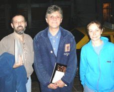 Alejandro Puga, en el centro, con Carlos Barbarito y la fot�grafa Gisella Lifchitz (foto de Cecilia Barbarito).