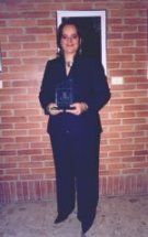 M�nica Sarmiento, esposa del escritor, recogi� el galard�n