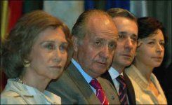 Los reyes de Espa&ntilde;a, Sof&iacute;a y Juan Carlos de Borb&oacute;n; el presidente colombiano, &Aacute;lvaro Uribe, y su esposa, Lina Moreno, durante la ceremonia