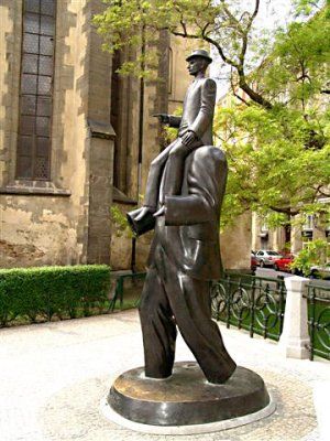 Estatua del escultor Jaroslav Ron&aacute; en homenaje a Franz Kafka, develada en Praga el 4 de diciembre de 2003
