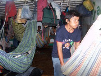 Una vista a los pasajeros de la embarcaci&oacute;n en momentos en que se acomodan en sus hamacas antes de partir