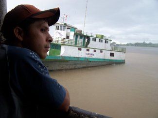 Carlos Valle, despu&eacute;s de cuatro d&iacute;as navegando desde la frontera con Colombia, contempla el Amazonas. Sabe que a&uacute;n le quedan muchos d&iacute;as y noches hasta Yurimaguas
