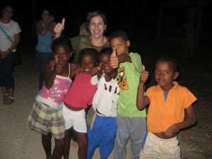 Lidia Corcione Crescini, quien nos proporcion&oacute; este material, con ni&ntilde;os de Punta Canoa, en la costa colombiana