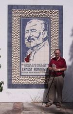 Ram�n Fern�ndez Palmeral ante un retrato de Ernest Hemingway
