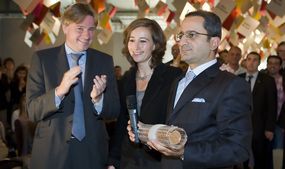 Juergen Boos, director de la feria; Anna Soler-Pont, comisionada de la Cultura Catalana, y &Uuml;mit G&ouml;z&uuml;m, coordinador de Turqu&iacute;a como Invitado de Honor