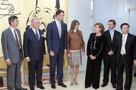 De izq. a der., Lu Jingsheng, decano de Lenguas Extranjeras de la Universidad de Estudios Internacionales de Shangh&aacute;i; Antonio Segura, c&oacute;nsul de Espa&ntilde;a en Shangh&aacute;i; los Pr&iacute;ncipes de Asturias; Carmen Caffarel, directora del Instituto Cervantes; Bernardino Le&oacute;n, secretario de Estado de Asuntos Exteriores, y Wu Jinlan, vicedirector de la Oficina de Asuntos Exteriores del Gobierno Municipal de Shangh&aacute;i. Foto: Michael Lucas