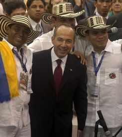 El presidente Calder&oacute;n con m&uacute;sicos colombianos despu&eacute;s de entregar el premio FIL a Fernando del Paso
