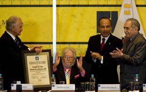 Fernando del Paso recibe el II Premio FIL de Literatura. De izq. a der.: el escritor Carlos Fuentes, el galardonado Fernando del Paso, el presidente de M&eacute;xico Felipe Calder&oacute;n y el Premio Nobel de Literatura Gabriel Garc&iacute;a M&aacute;rquez