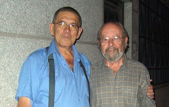 Harold Alvarado Tenorio y Jos&eacute; Manuel Caballero Bonald (derecha)
