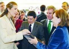 La consejera Encarna Rodr�guez entrega unos libros a do�a Elena en presencia del ministro de Cultura, C�sar Antonio Molina, y del alcalde Gallard�n