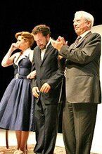 De izquierda a derecha, los actores venezolanos Carlota Sosa e Iv�n Tamayo y el escritor peruano Mario Vargas Llosa