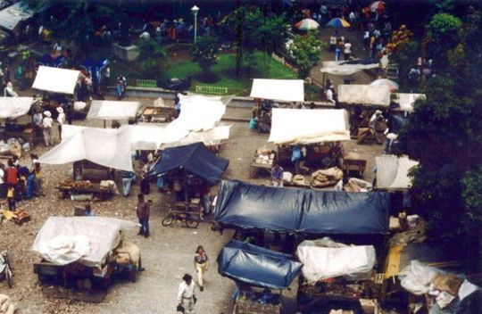 Toldos dominicales en el mercado de Antioquia. Foto: sancarlosantioquia.com