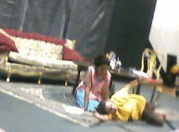 Arely Araniva (&ldquo;Nubia&rdquo;) contempla el desplome de do&ntilde;a Hermilda, protagonizada por Mary Nieves (escena de un ensayo)