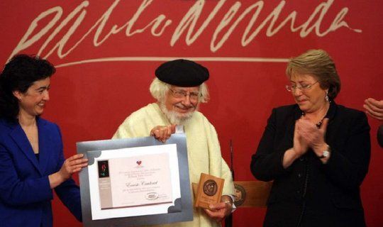 Paulina Urrutia (izq.), Ernesto Cardenal y Michelle Bachelet