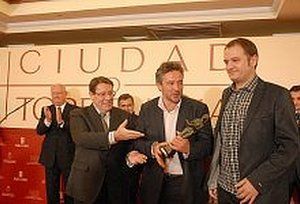 Alex Rovira y Francesc Miralles reciben el premio de manos del alcalde de Torrevieja, Pedro Hern&aacute;ndez Mateo