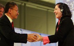 Wu Shulin, jefe adjunto de la Administraci�n General de Prensa y Publicaciones de China, pasa el manuscrito del Invitado de Honor a Magdalena Faillace, embajadora de Argentina en Alemania