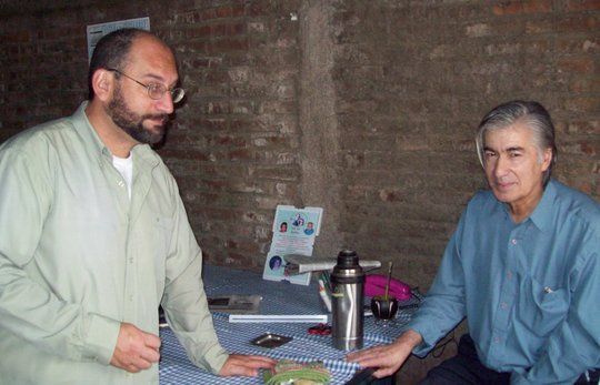 El autor de esta entrevista, Aldo Roque Difilippo (izquierda) con el ex preso pol&iacute;tico Roberto Sari Torres