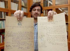 El director del IES Nuestra Se&ntilde;ora de la Victoria, Daniel Mart&iacute;n, muestra los expedientes acad&eacute;micos de los poetas espa&ntilde;oles Vicente Aleixandre y Jos&eacute; Antonio Mu&ntilde;oz Rojas