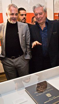 Mario Vargas Llosa (derecha) y Ra&uacute;l Padilla
