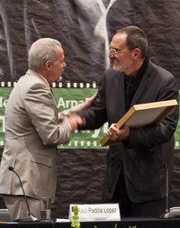 Ra&uacute;l Padilla L&oacute;pez (izquierda) y Thom Mayne