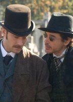 Jude Law (izq.) como John Watson y Robert Downey Jr. como Sherlock Holmes