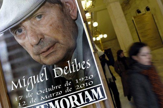 Afiche en memoria de Miguel Delibes. Fotograf&iacute;a: Nacho Gallego