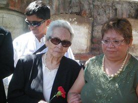 Esposa e hija del poeta &Oacute;scar Castro