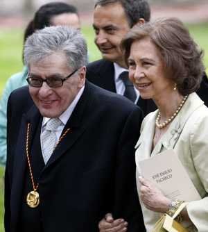 Jos&eacute; Emilio Pacheco, la reina Sof&iacute;a de Espa&ntilde;a y (al fondo) Jos&eacute; Luis Rodr&iacute;guez Zapatero