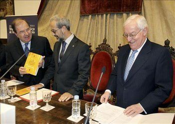 De izq. a der.: el presidente de la Junta de Castilla y Le&oacute;n, Juan Vicente Herrera, el rector de la Universidad de Salamanca, Daniel Hern&aacute;ndez Ruip&eacute;rez, y el director de la RAE, V&iacute;ctor Garc&iacute;a de la Concha
