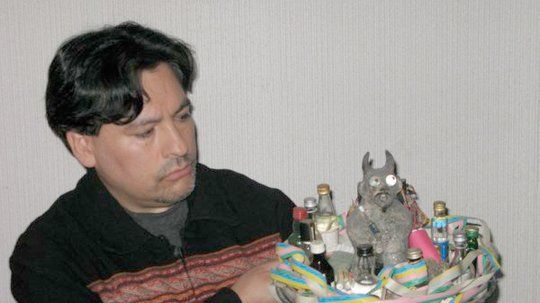 V&iacute;ctor Montoya con la estatuilla del T&iacute;o