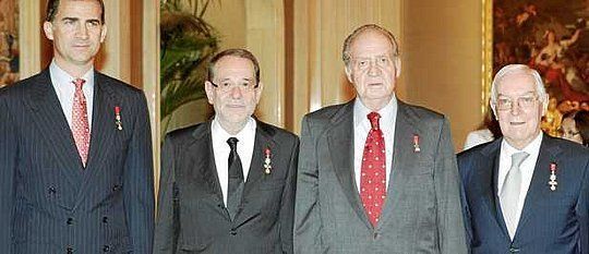 Don Juan Carlos con el Pr&iacute;ncipe de Asturias y los dos distinguidos con el Tois&oacute;n, Javier Solana y V&iacute;ctor Garc&iacute;a de la Concha