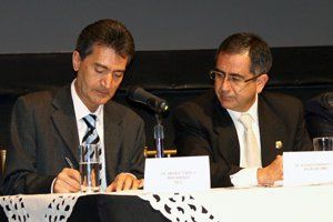 Xavier Tudela y Augusto Barrera firman el Acuerdo de designaci&oacute;n de Quito como Capital Americana de la Cultura 2011