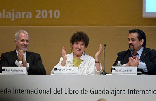 De izquierda a derecha, Ra&uacute;l Padilla, presidente de la FIL, la escritora Margo Glantz y Marco Antonio Cort&eacute;s Guardado, rector general de la Universidad de Guadalajara