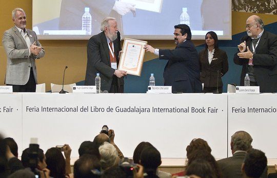 Hugo Guti&eacute;rrez Vega recibe el homenaje al periodismo cultural Fernando Ben&iacute;tez de manos del rector de la Universidad de Guadalajara, Marco Antonio Cort&eacute;s Guardado. En la foto, de izquierda a derecha: Ra&uacute;l Padilla, Hugo Guti&eacute;rrez Vega, Marco Antonio Cort&eacute;s y Guillermo Garc&iacute;a Oropeza