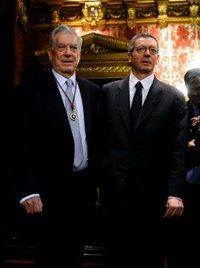 Mario Vargas Llosa con el alcalde de Madrid, Alberto Ruiz-Gallard&oacute;n