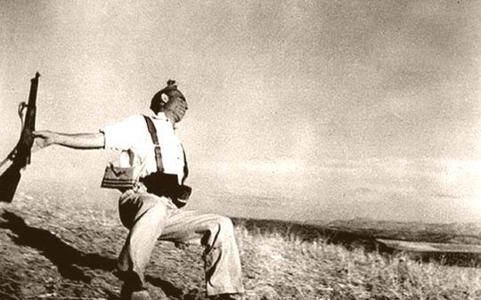 Miliciano herido de muerte. Fotograf&iacute;a de Robert Capa (1936)