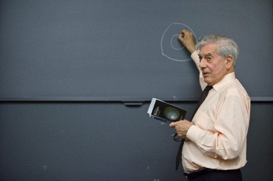 Mario Vargas Llosa habla sobre Jorge Luis Borges en una clase en la Universidad de Princeton. Fotograf&iacute;a: James Leynse