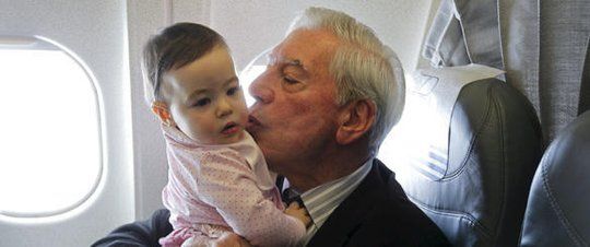 Mario Vargas Llosa y su nieta Ana&iacute;s