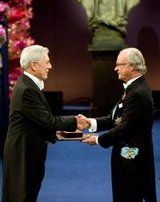 Mario Vargas Llosa y el rey Carlos XVI Gustavo de Suecia