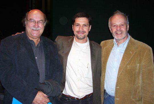 De izquierda a derecha: Antonio Sk&aacute;rmeta, el autor de este trabajo y Michael Radford