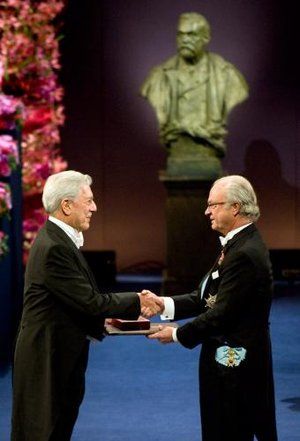 Mario Vargas Llosa y el rey Carlos XVI Gustavo de Suecia