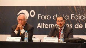 Julio Sanz Crespo y Eduardo de la Parra Trujillo durante la jornada final del II Foro de la Edici&oacute;n Digital &ldquo;Alternativas de desarrollo&rdquo;