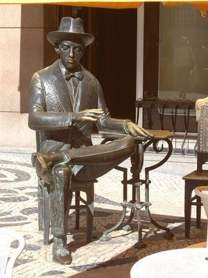 Estatua de Fernando Pessoa en el caf&eacute; A Brasileira, en el Chiado, Lisboa