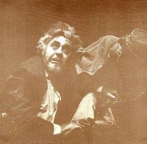 El actor Carlos Lemos interpreta a Max Estrella en una representaci&oacute;n de &ldquo;Luces de Bohemia&rdquo;. Fotograf&iacute;a: Wikimedia Commons