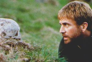 Hamlet, interpretado por Mel Gibson en el filme de Franco Zeffirelli (1990)