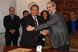 El ministro de Cultura de Rep&uacute;blica Dominicana, Jos&eacute; Rafael Lantigua (izquierda), y el rector de la Universidad de Salamanca (Usal), Daniel Hern&aacute;ndez Ruip&eacute;rez