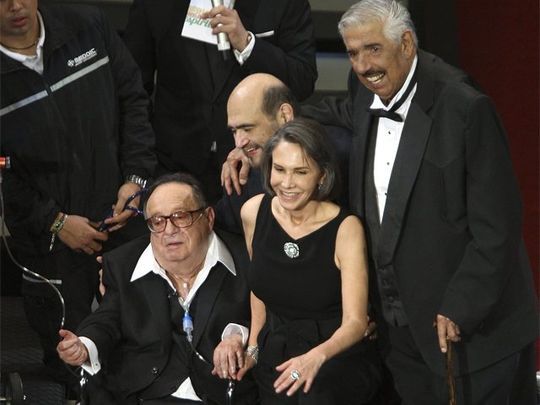 Chespirito al lado de su esposa Florinda Meza y sus amigos actores Rub&eacute;n Aguirre (el Se&ntilde;or Barriga) y Edgar Vivar (el profesor Jirafales)