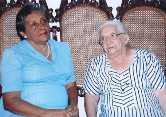 Luisa Santiaga M&aacute;rquez Iguar&aacute;n (a la derecha), madre de Gabriel Garc&iacute;a M&aacute;rquez, y Temilda Brug&eacute;s